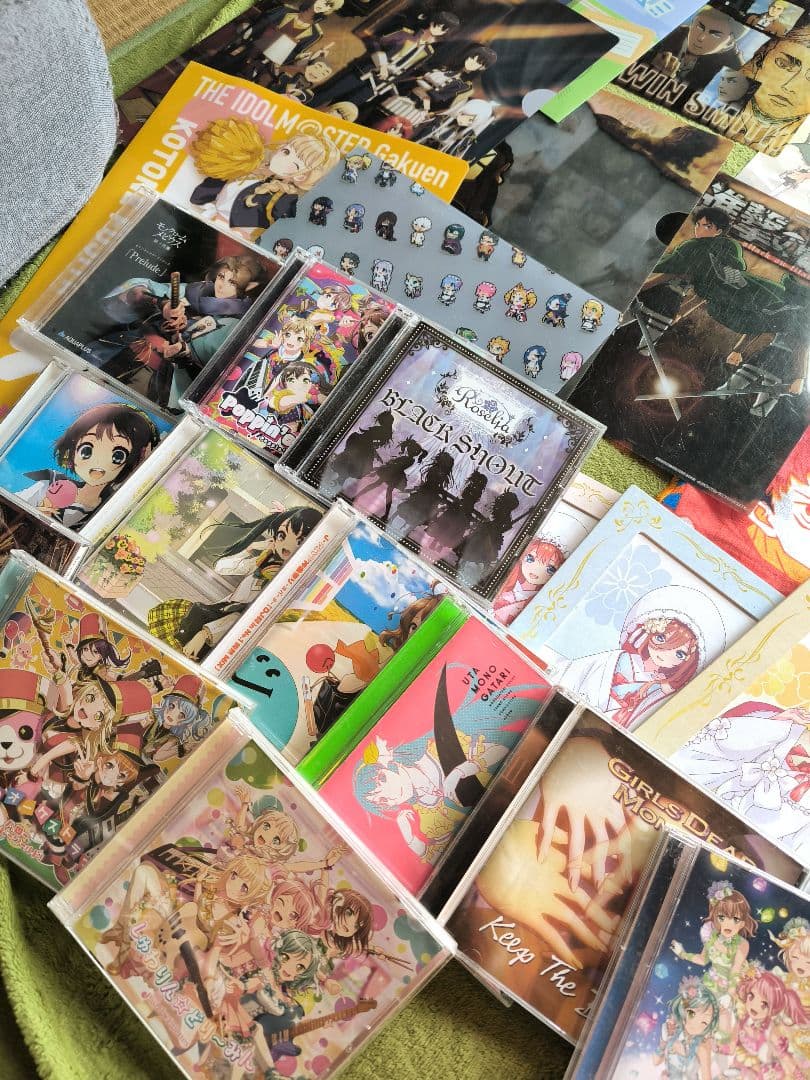 アニメグッズまとめ売り タペストリー 時計 クッション CD DVD 缶バッジ