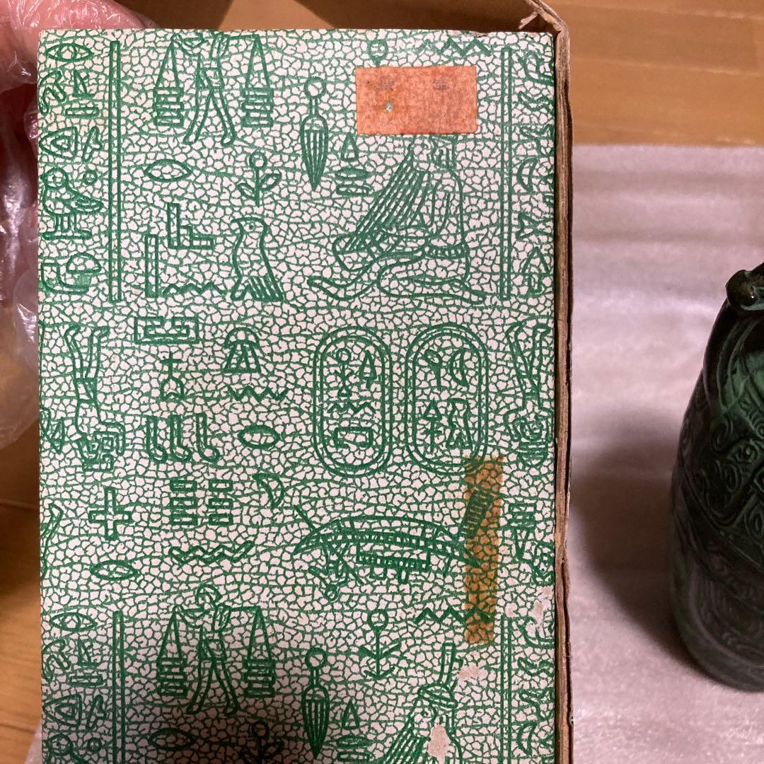 花瓶　金属　模様