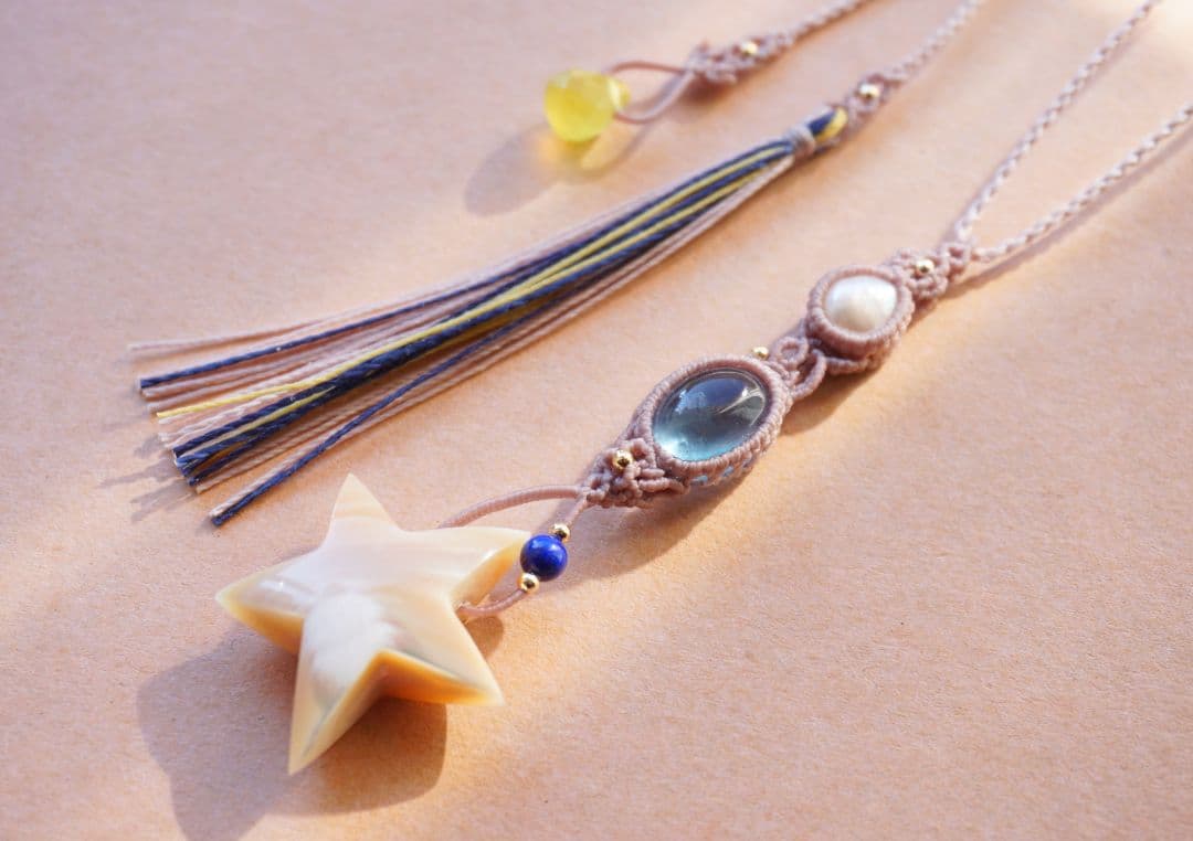 《流れる星》夜光貝　ブルーフローライト　コットンパール　マクラメ　ネックレス