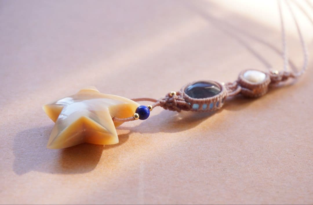 《流れる星》夜光貝　ブルーフローライト　コットンパール　マクラメ　ネックレス
