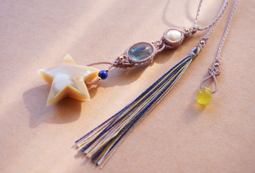《流れる星》夜光貝　ブルーフローライト　コットンパール　マクラメ　ネックレス