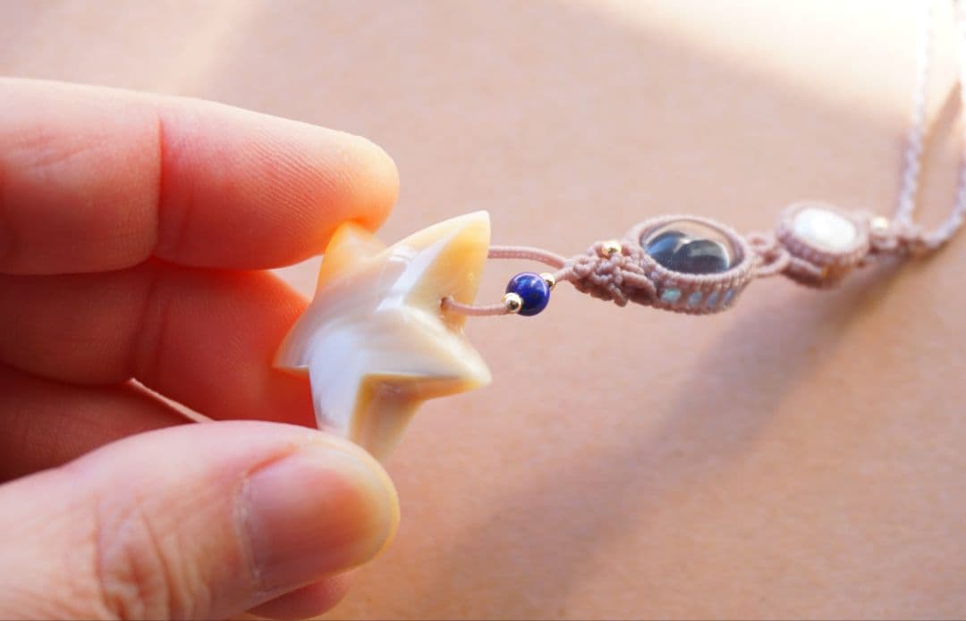 《流れる星》夜光貝　ブルーフローライト　コットンパール　マクラメ　ネックレス