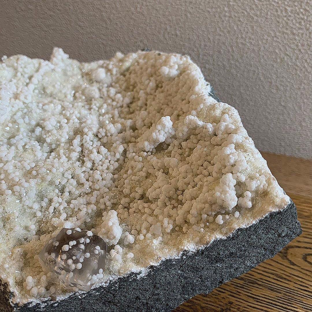 オケナイトwithギロル石　微細結晶　オーケン石