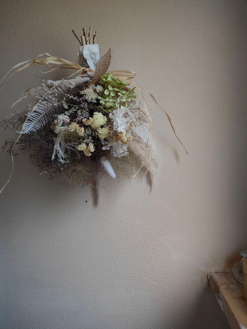 ハルスモークツリーと白い紫陽花とパンパスグラスのドライフラワースワッグ