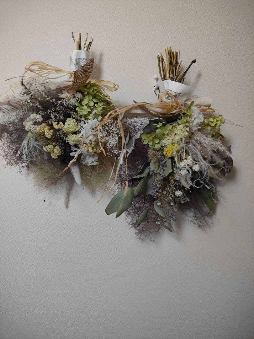 ハルスモークツリーと白い紫陽花とパンパスグラスのドライフラワースワッグ