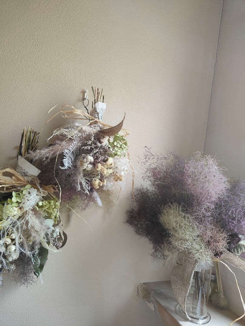 ハルスモークツリーと白い紫陽花とパンパスグラスのドライフラワースワッグ