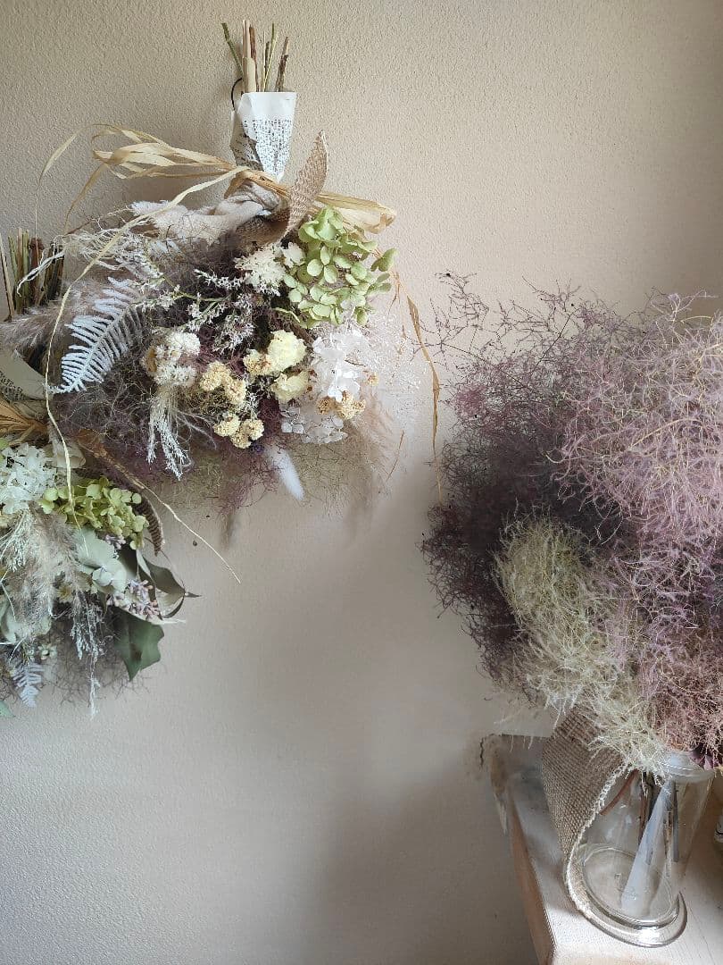 ハルスモークツリーと白い紫陽花とパンパスグラスのドライフラワースワッグ