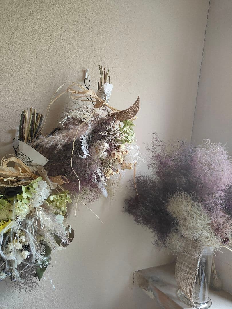 ハルスモークツリーと白い紫陽花とパンパスグラスのドライフラワースワッグ