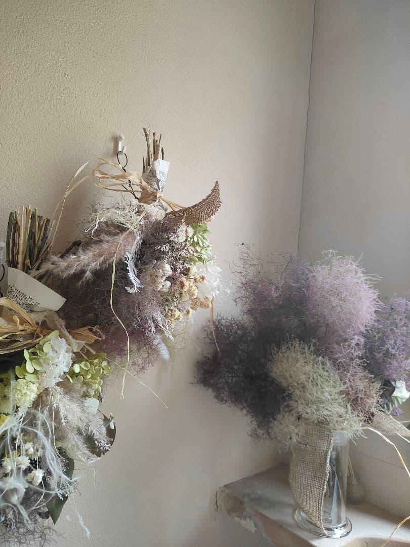 ハルスモークツリーと白い紫陽花とパンパスグラスのドライフラワースワッグ