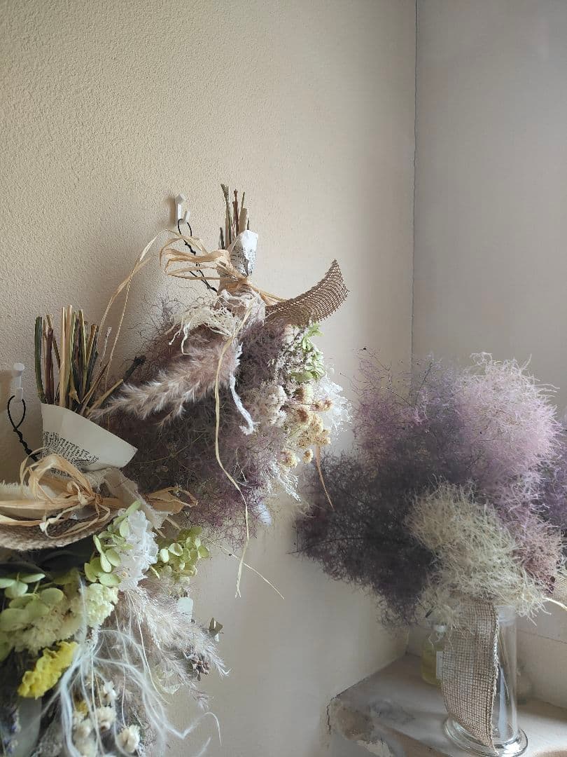 ハルスモークツリーと白い紫陽花とパンパスグラスのドライフラワースワッグ