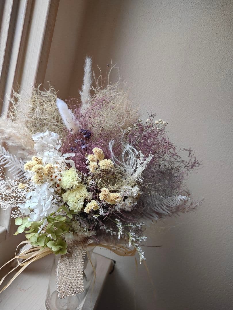 ハルスモークツリーと白い紫陽花とパンパスグラスのドライフラワースワッグ