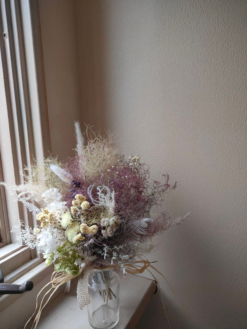 ハルスモークツリーと白い紫陽花とパンパスグラスのドライフラワースワッグ