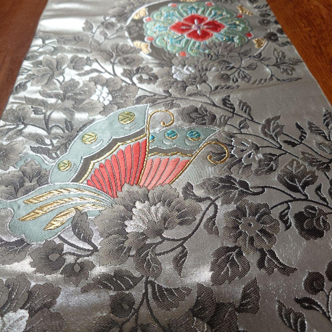 花と蝶の刺繍タッセル付きテーブルセンター200cm シルバー(正絹袋帯リメイク)