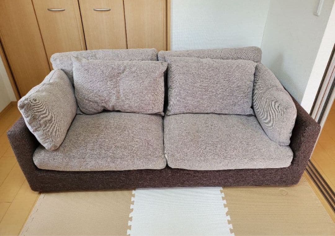 ブラウン ファブリック クッション付きソファ ニトリ