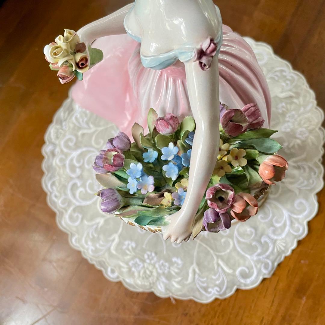 ドレスデン　大型フィギリン　30㎝　【花籠を持つ婦人】