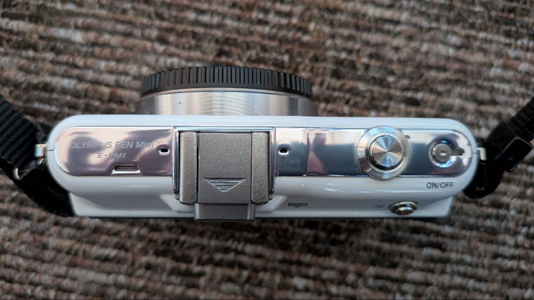 OLYMPUS ミラーレス一眼 ホワイト