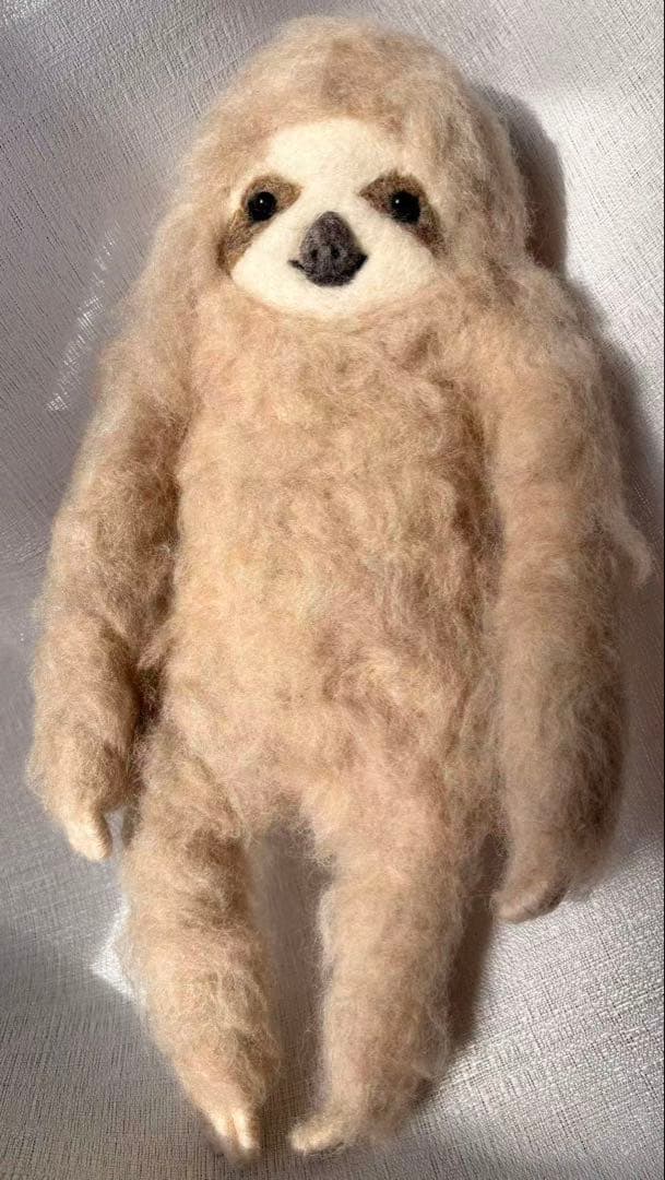 羊毛フェルトスロース ベージュ　ナマケモノ