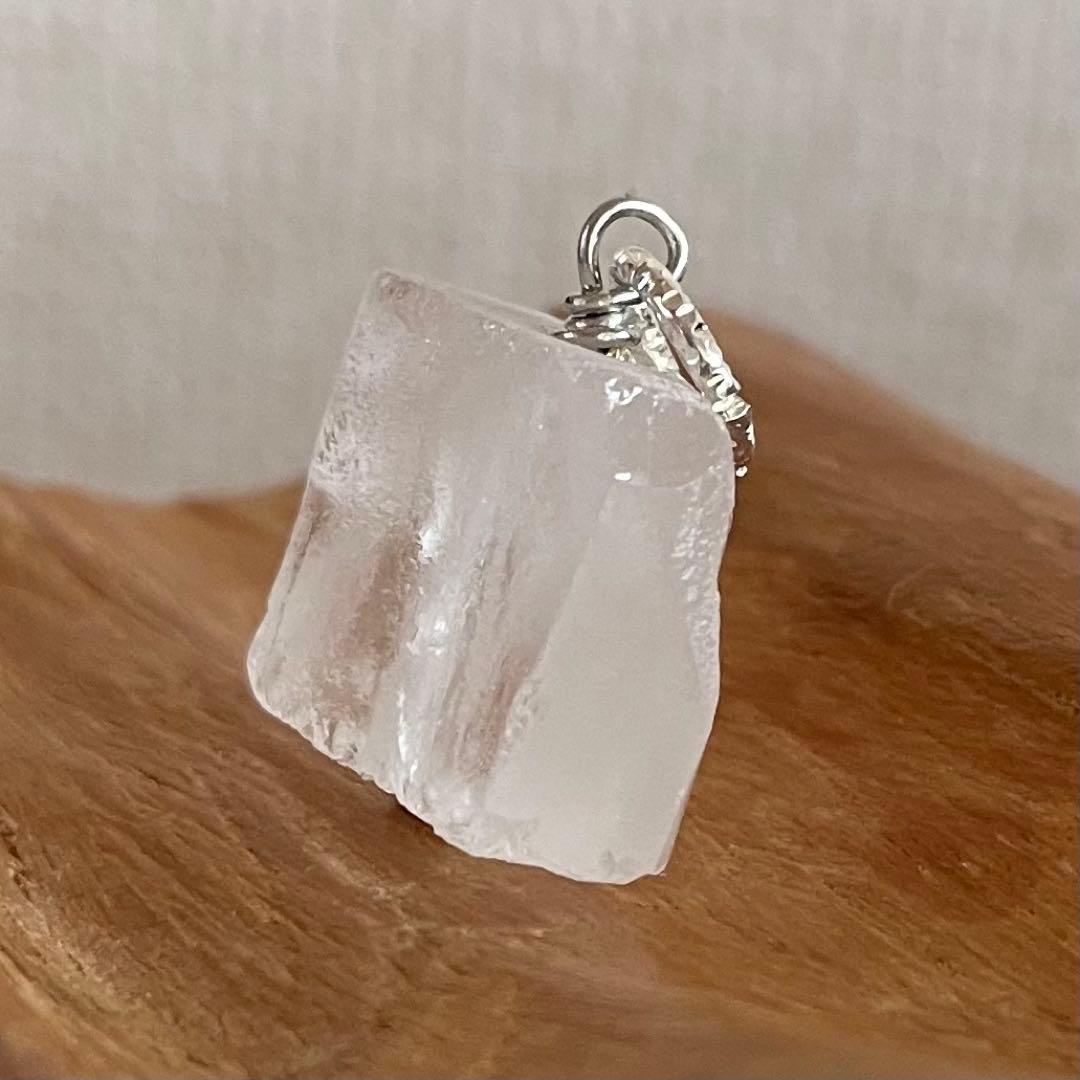 715 天然石　水晶ラフロック　大粒　ネックレス　チャーム