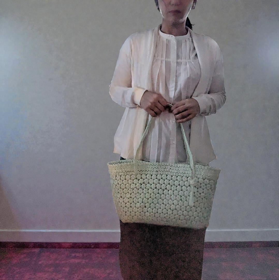 チャームが付いた爽やかなミントグリーンのクラフトバンド花結びショルダーバッグ