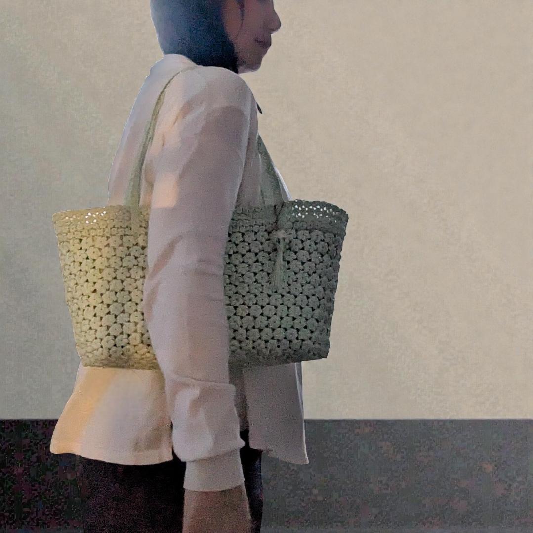 チャームが付いた爽やかなミントグリーンのクラフトバンド花結びショルダーバッグ