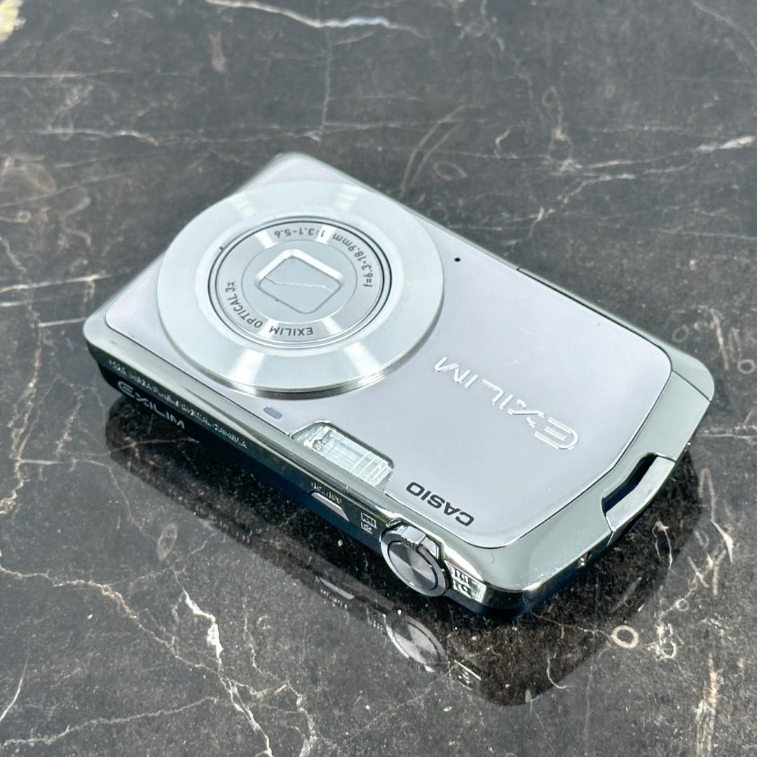 CASIO EXILIM EX-Z1 シルバー　コンパクトデジタルカメラ