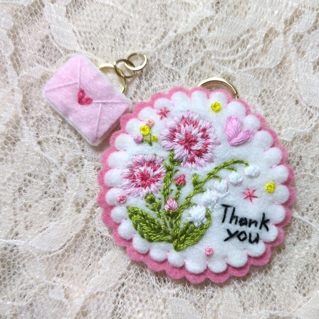[専用　こり様]刺繍 フェルト ストラップ カーネーション
