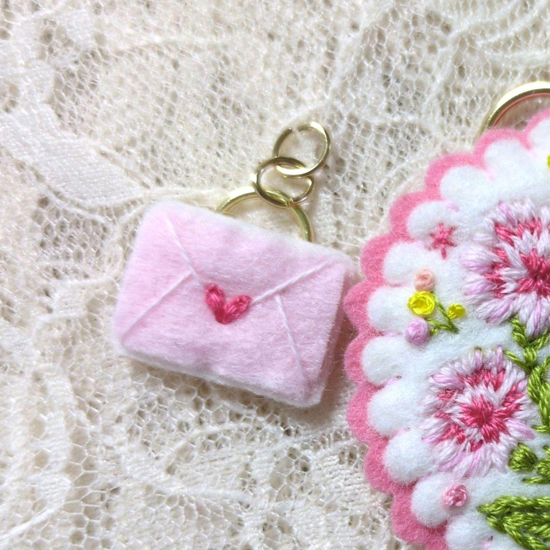 [専用　こり様]刺繍 フェルト ストラップ カーネーション