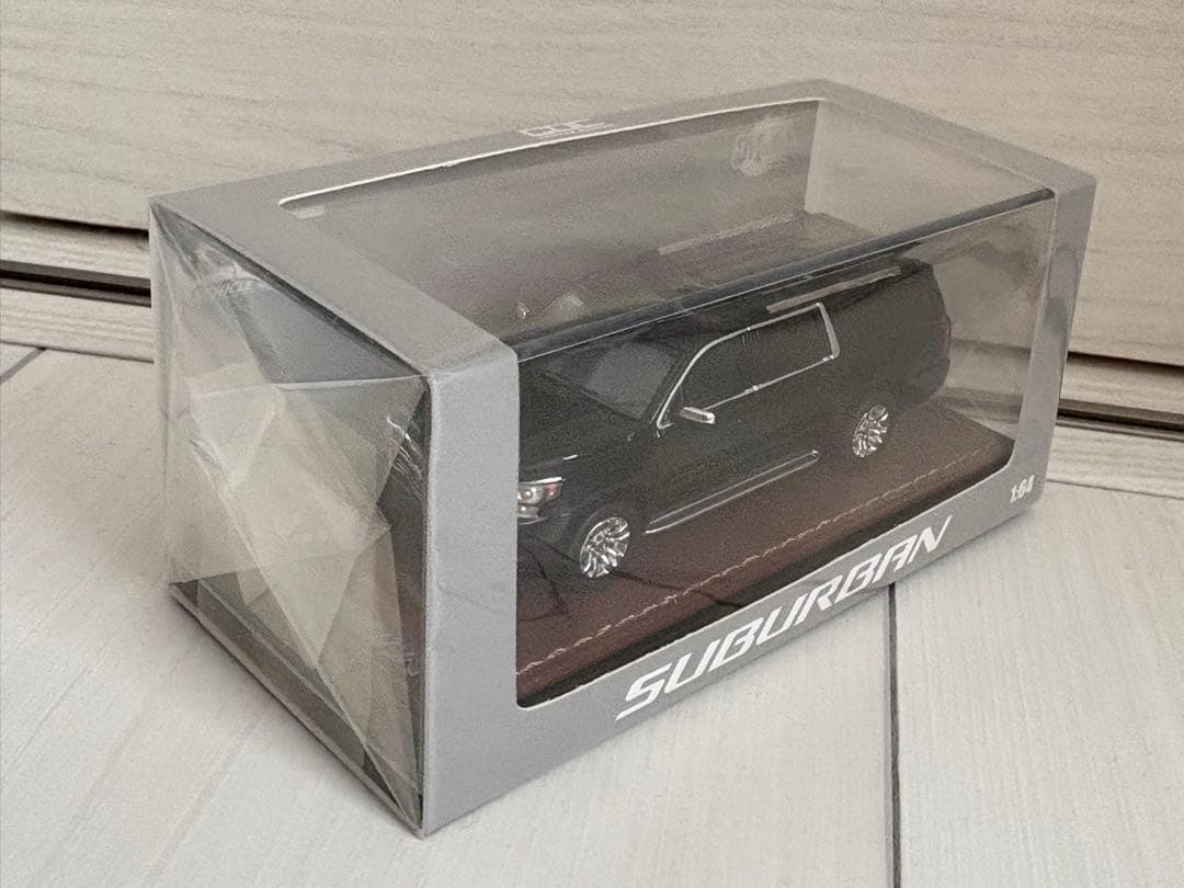 《新品箱付》1:64 SUBURBAN ミニカー