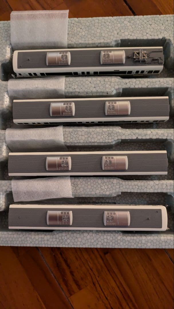 221系リニューアル車と225系新快速(4両2セット) 連休値下げです。