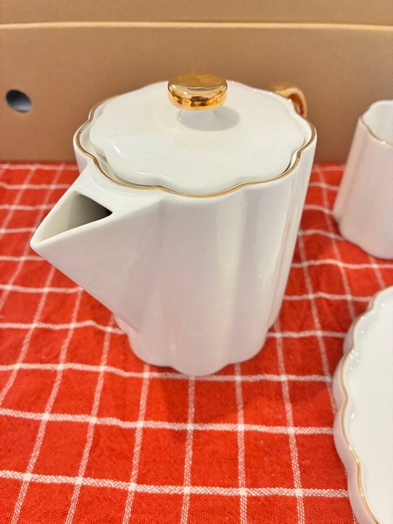 ティーポットとカップ2個の食器セット