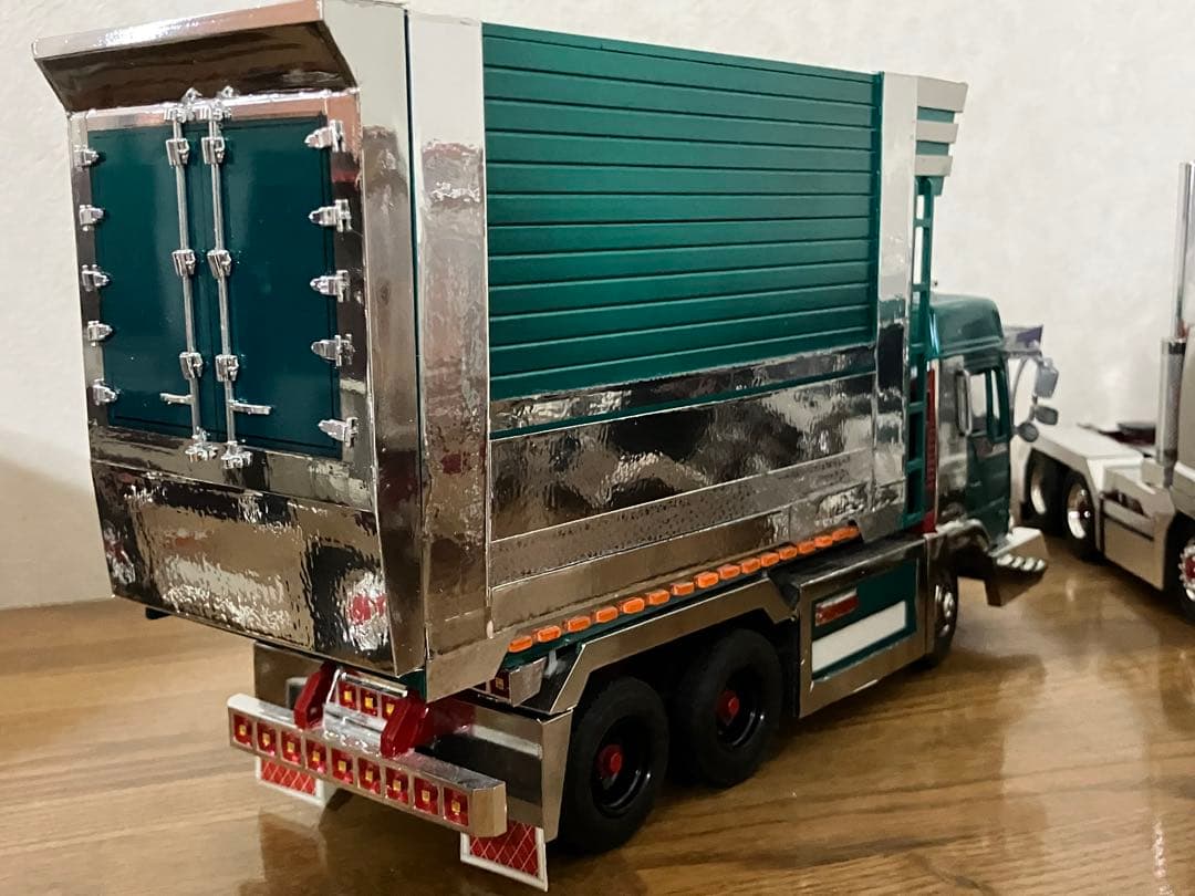 プロフィアデカ箱ダンプ1／32完成品