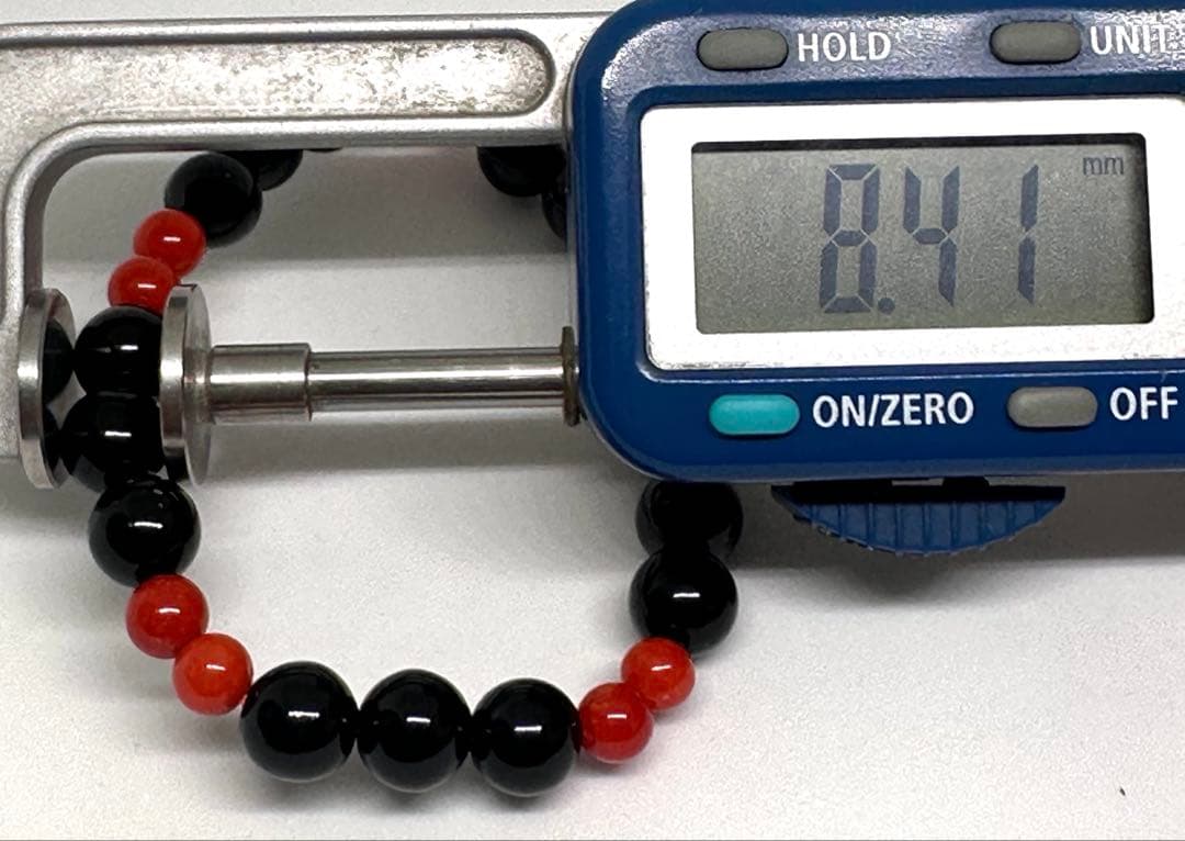 5 天然黒珊瑚と天然赤珊瑚が特徴のブレスレット