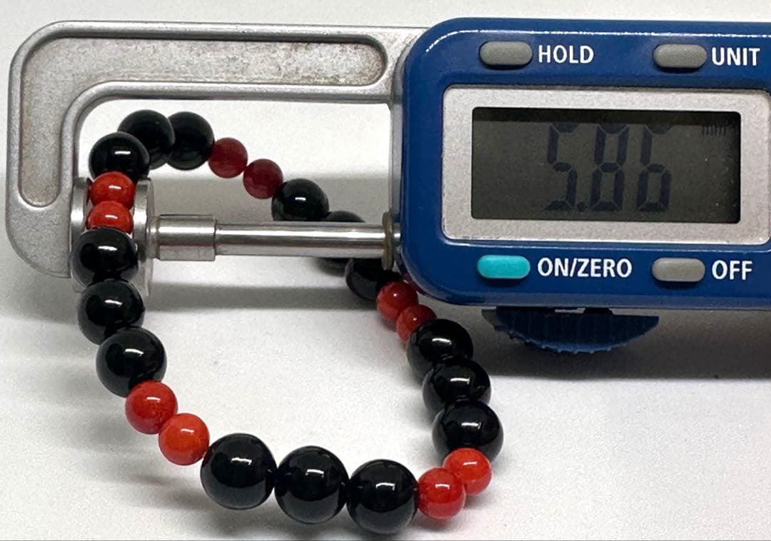 5 天然黒珊瑚と天然赤珊瑚が特徴のブレスレット