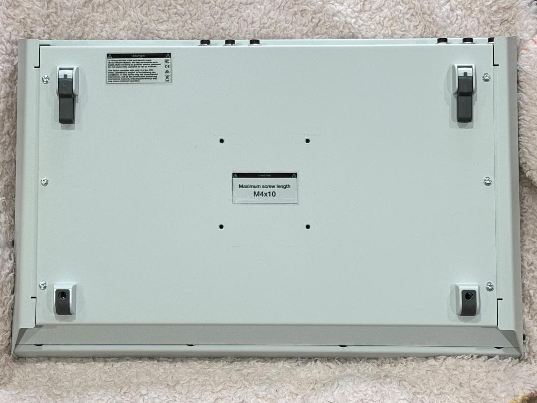 アナログシンセサイザー Super 6 Desktop ダストカバー付