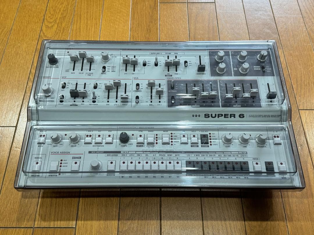 アナログシンセサイザー Super 6 Desktop ダストカバー付
