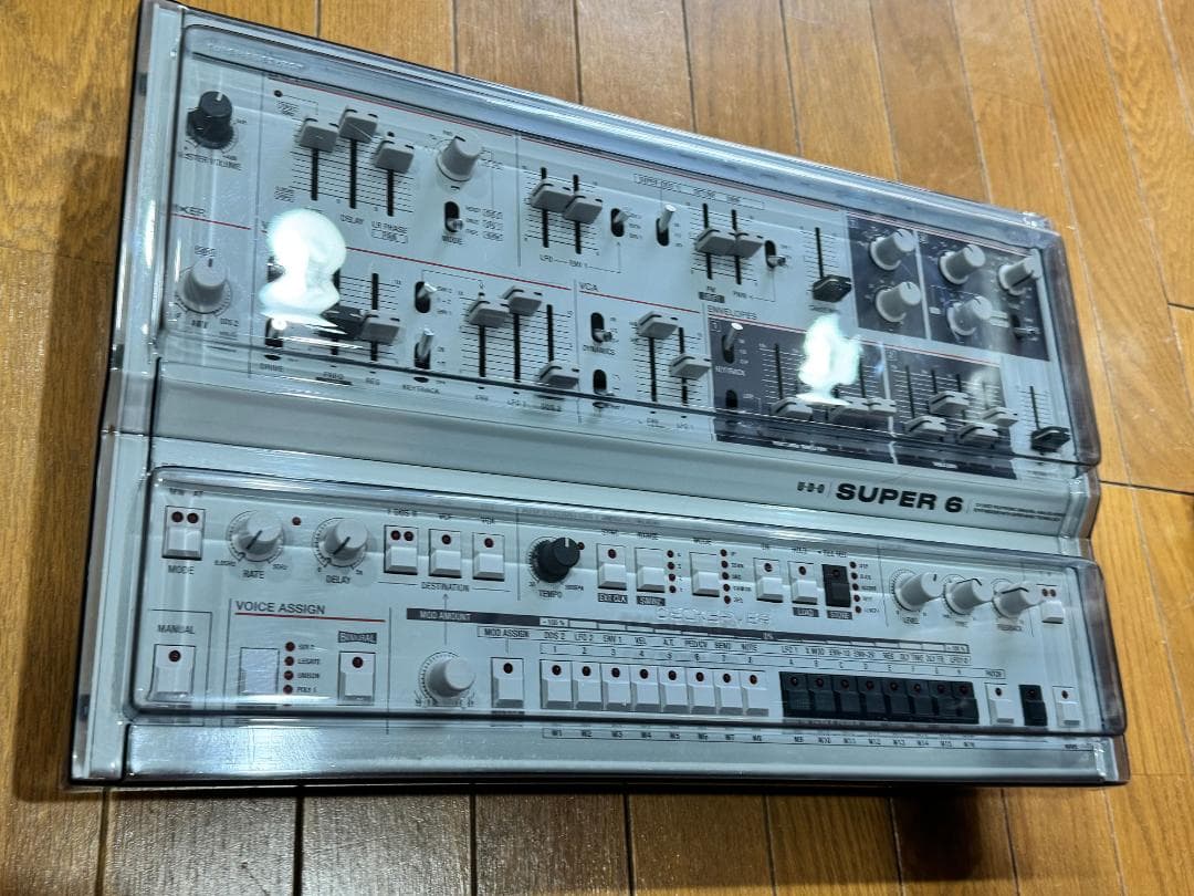 アナログシンセサイザー Super 6 Desktop ダストカバー付