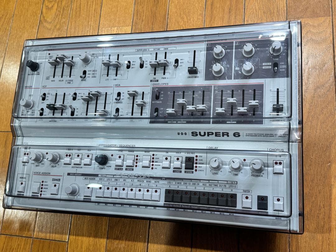 アナログシンセサイザー Super 6 Desktop ダストカバー付