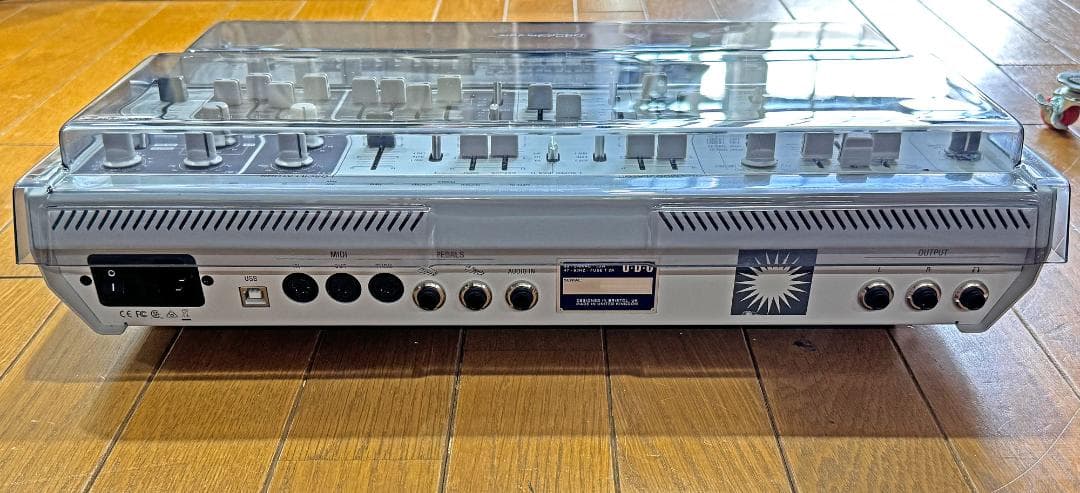 アナログシンセサイザー Super 6 Desktop ダストカバー付