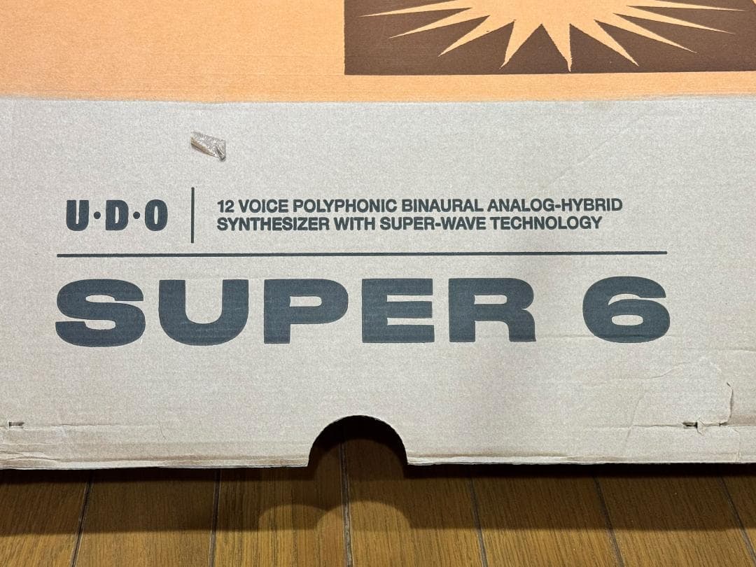 アナログシンセサイザー Super 6 Desktop ダストカバー付