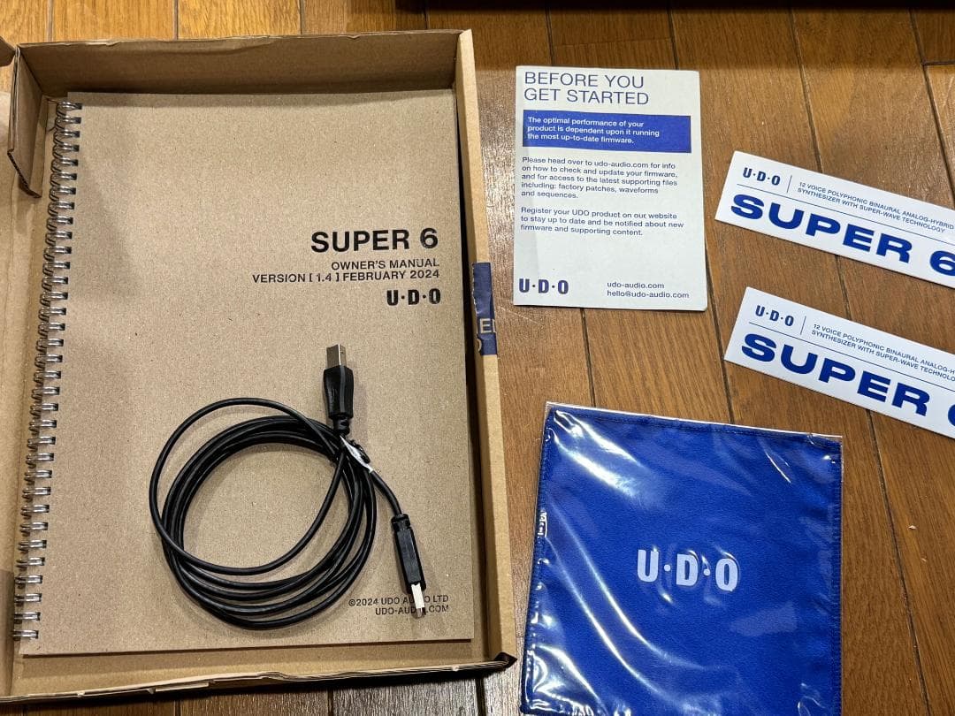 アナログシンセサイザー Super 6 Desktop ダストカバー付