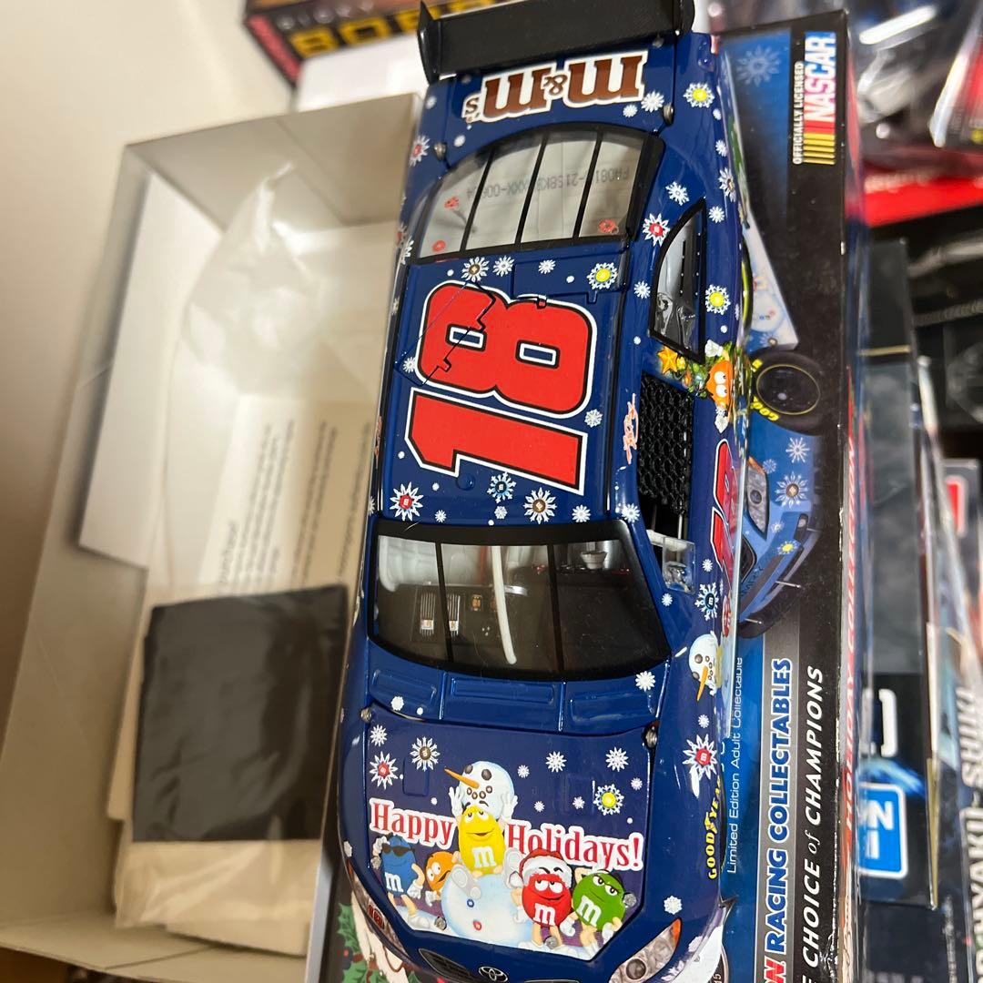 ミニカー KYLE BUSCH 2008 HOLIDAY CAR BY SAM BASS