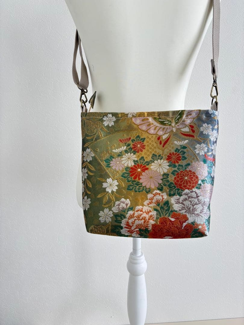 帯リメイク ショルダーバッグ｜ジッパー付き｜華やかな花と蝶文様