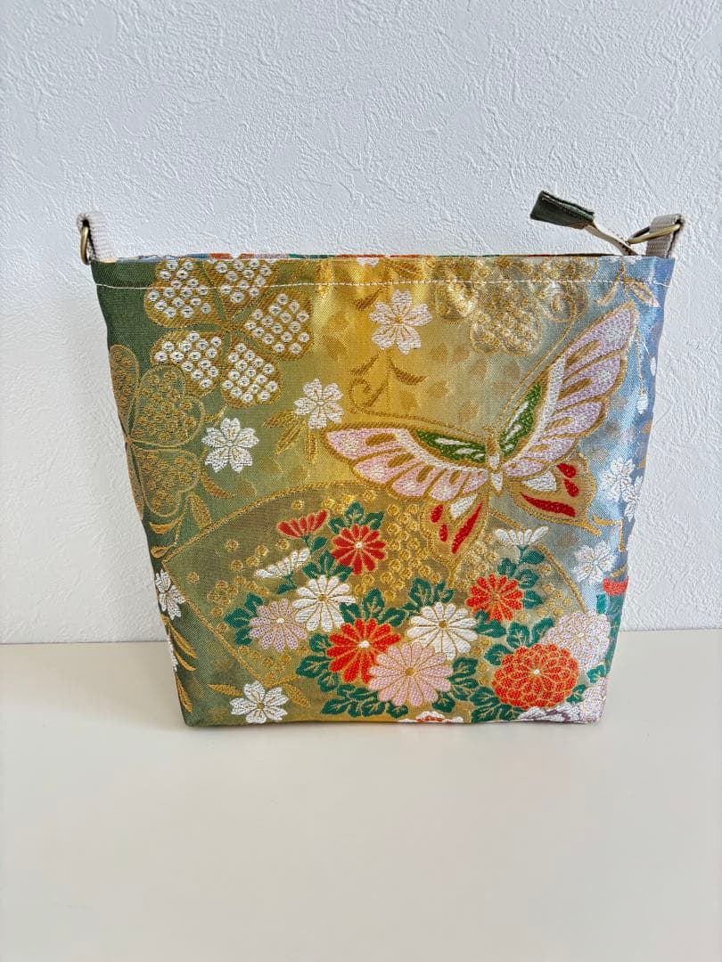 帯リメイク ショルダーバッグ｜ジッパー付き｜華やかな花と蝶文様