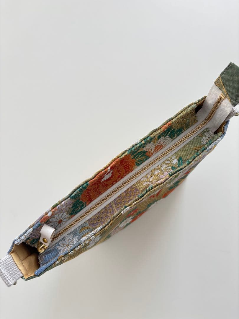 帯リメイク ショルダーバッグ｜ジッパー付き｜華やかな花と蝶文様