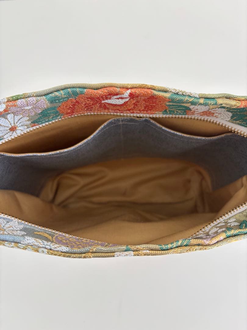 帯リメイク ショルダーバッグ｜ジッパー付き｜華やかな花と蝶文様