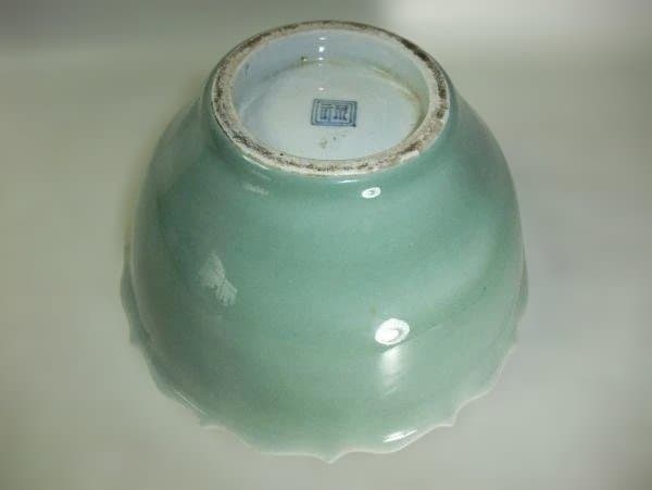 古い 伊万里 青磁 鉢 花草文 輪花 染付 覗 骨董 時代物