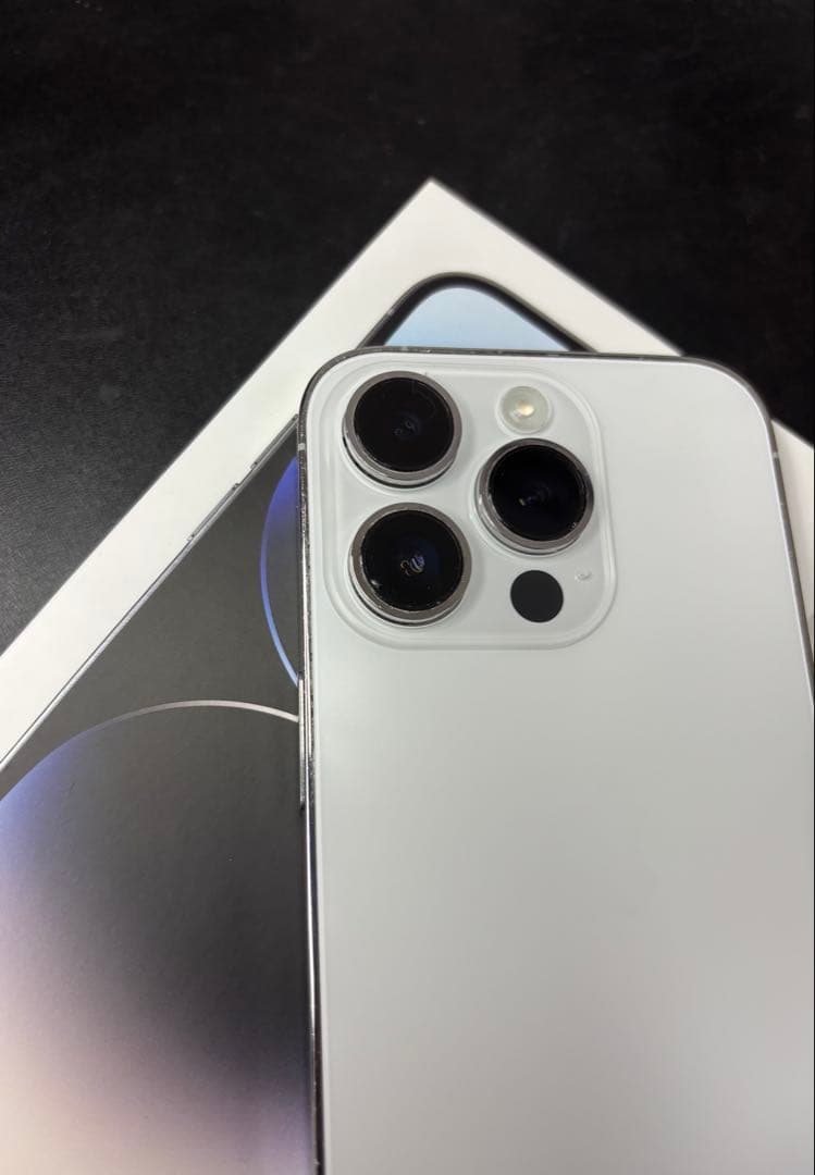 れんてぃ　iPhone 14 pro シルバー