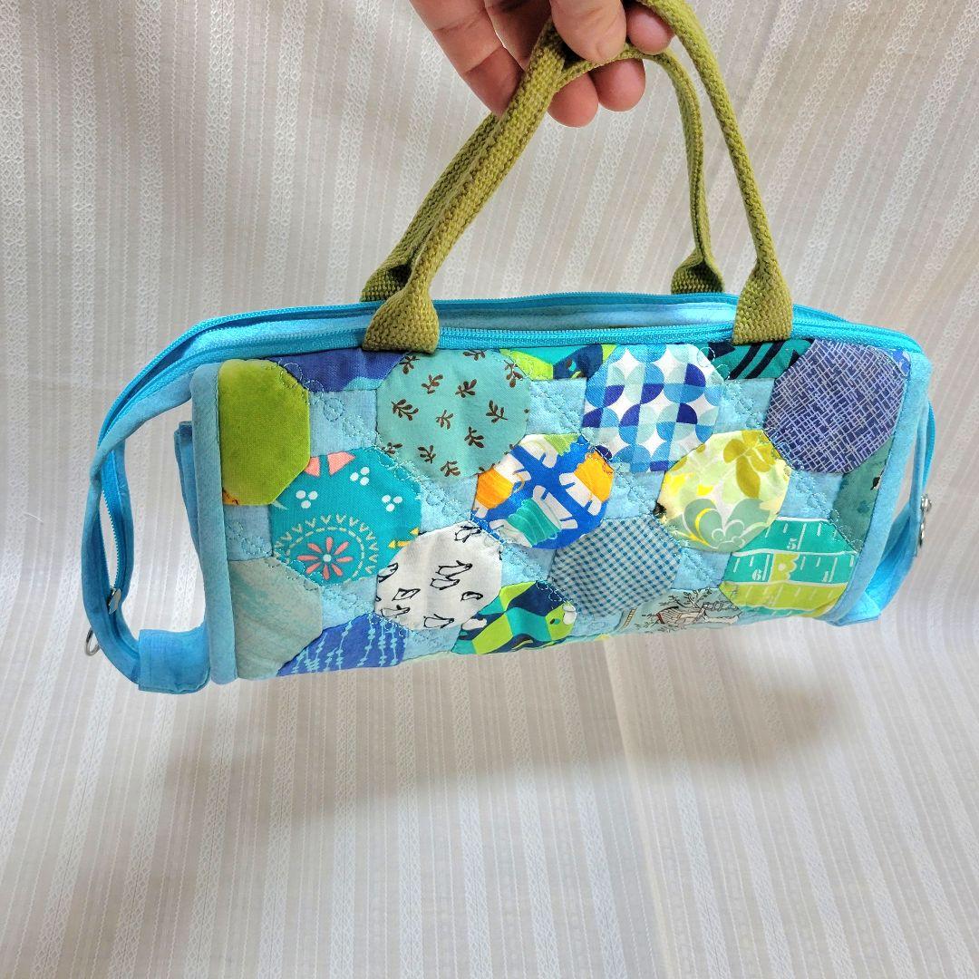 いっぱいポケットの付いたマルチポーチ