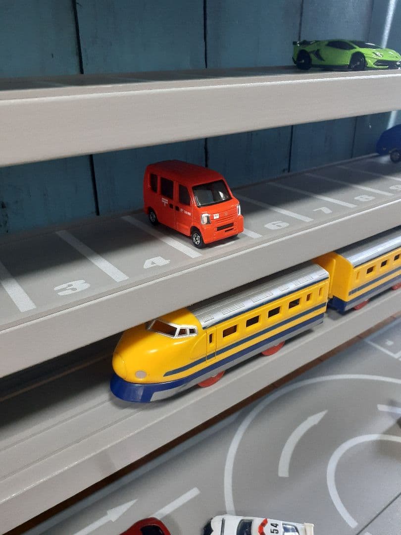7段110台最新版自作トミカプラレール収納棚ロータリー交差点ヘリポート付