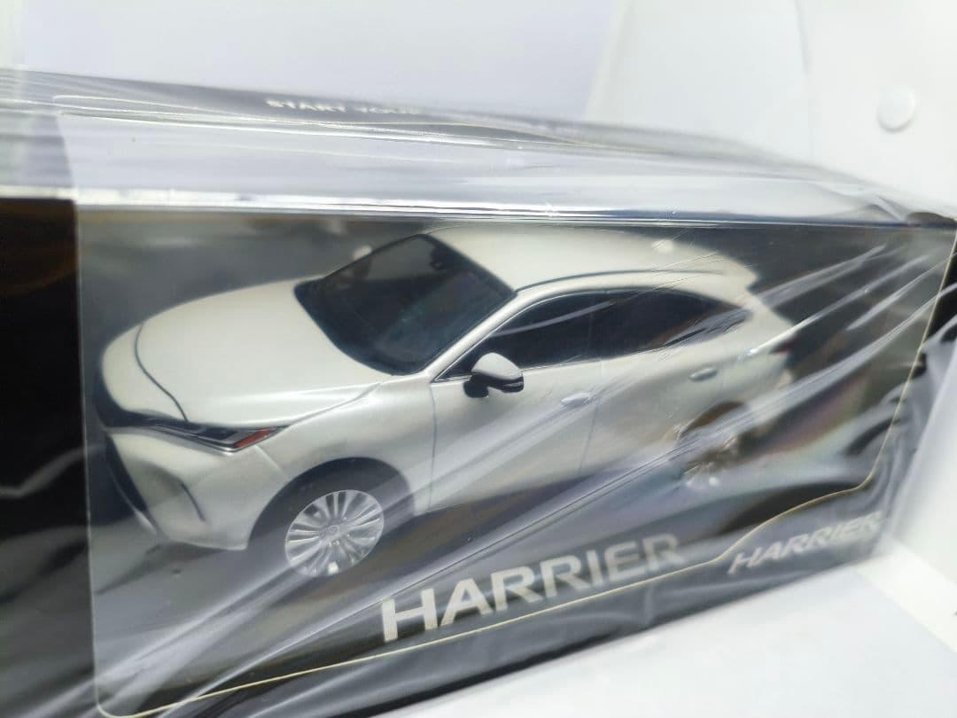 トヨタ　ハリアー　白　ホワイト　カラーサンプル　1/30　ミニカー　模型